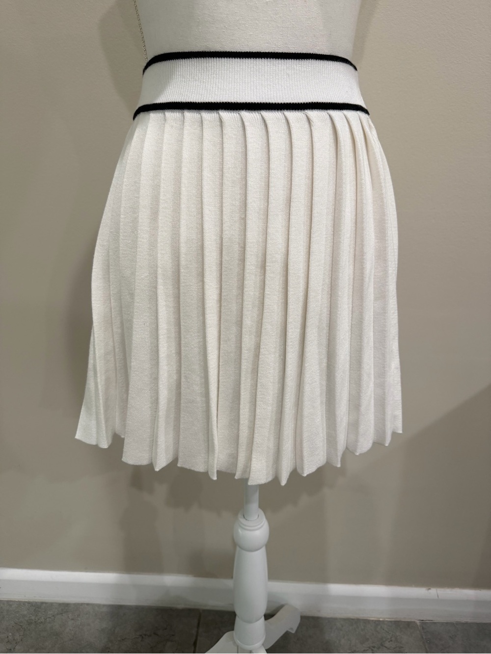 Willow & Wind Knit Mini Skirt Sz S Off White Black Trim Pleated Flared Preppy